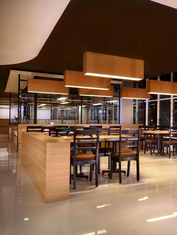 Hotel Neo Candi Simpang Lima - Semarang By Aston Екстер'єр фото