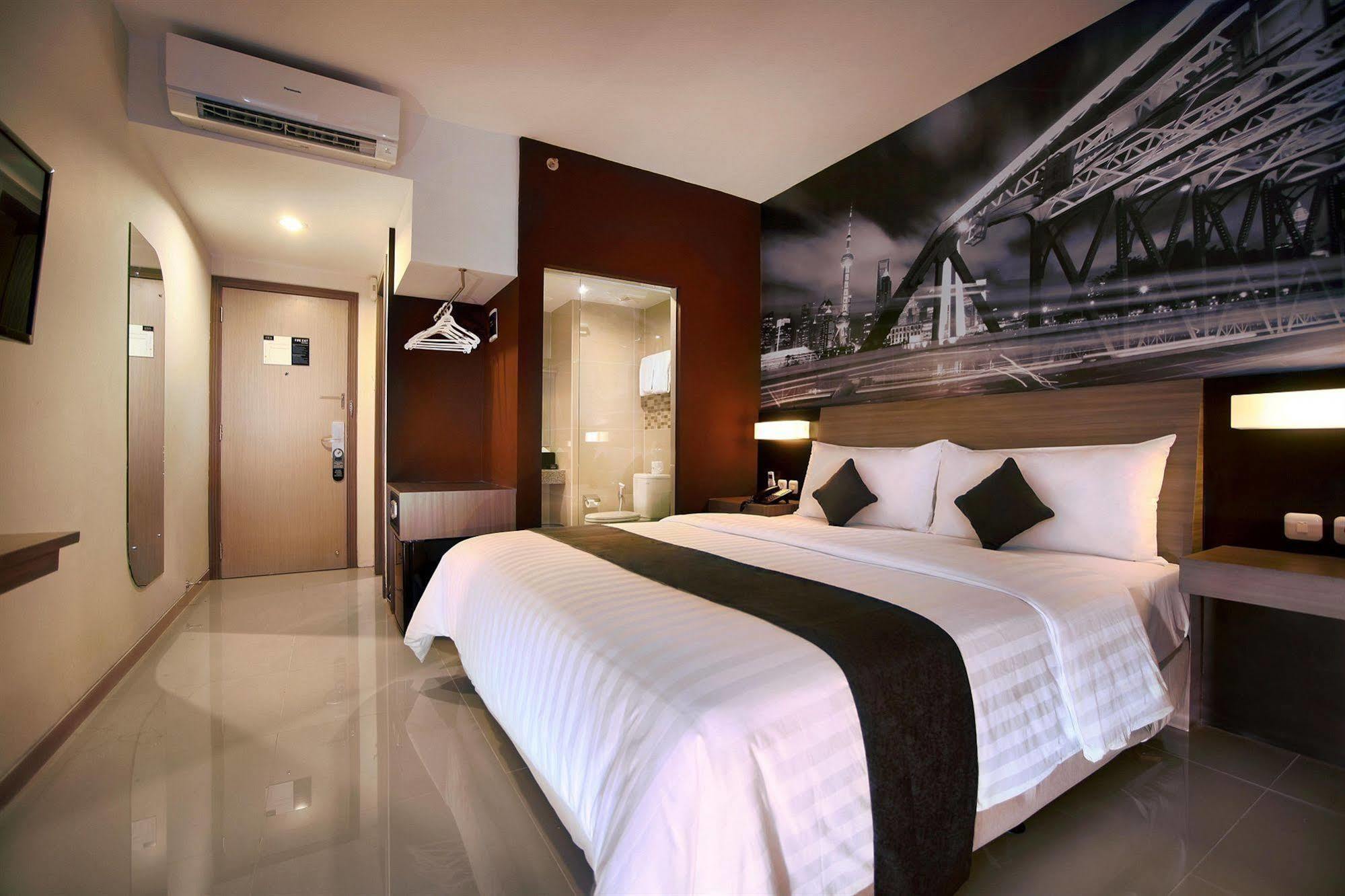 Hotel Neo Candi Simpang Lima - Semarang By Aston Екстер'єр фото