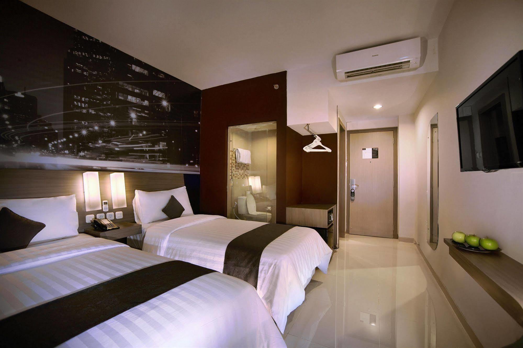 Hotel Neo Candi Simpang Lima - Semarang By Aston Екстер'єр фото