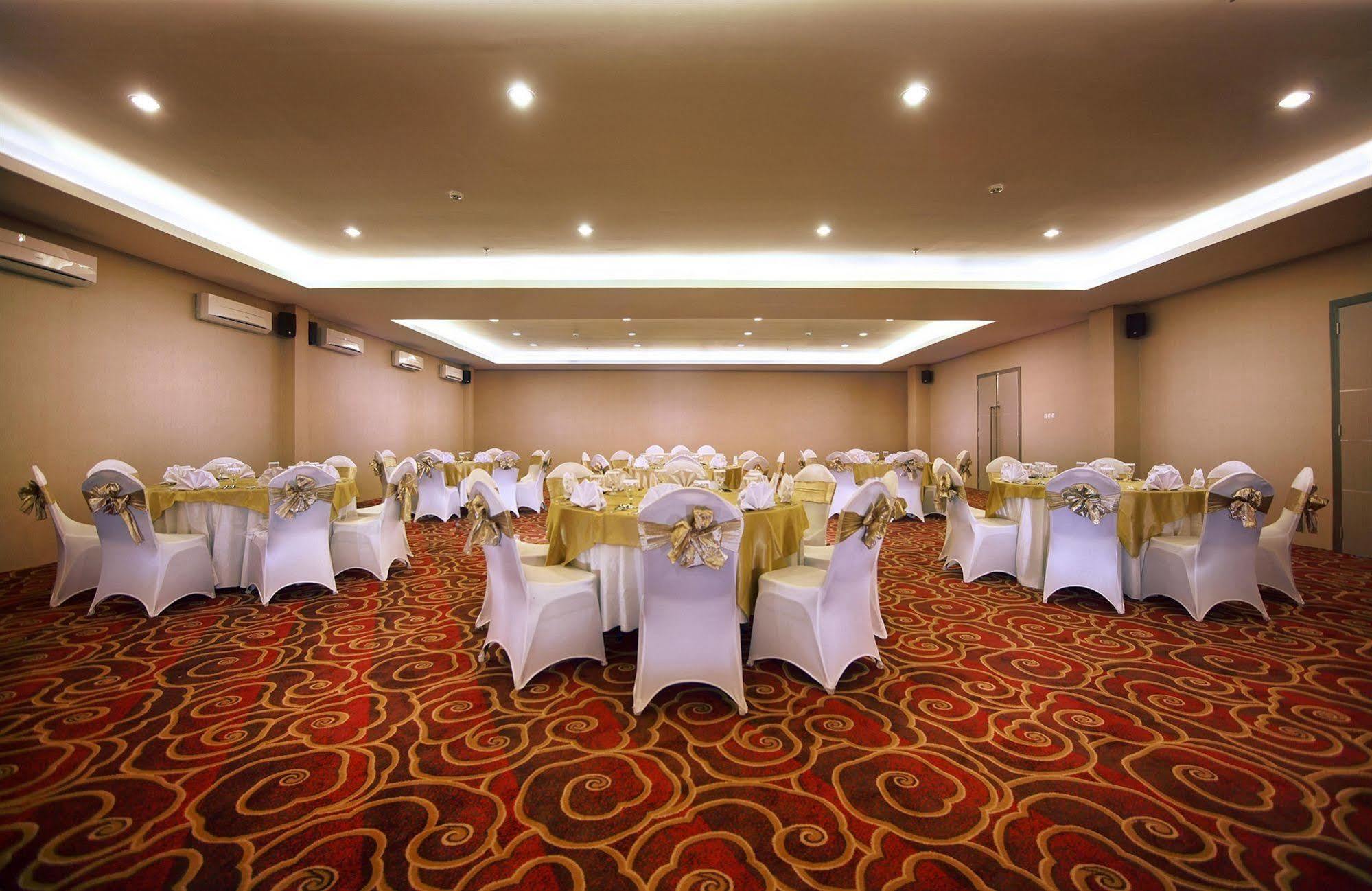 Hotel Neo Candi Simpang Lima - Semarang By Aston Екстер'єр фото